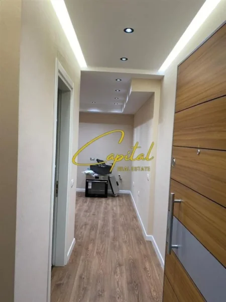 Tirane, jepet me qera zyre Kati 6, 70 m² 700 € (QENDER)