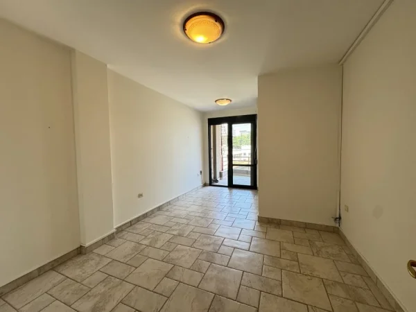 Tirane, jepet me qera ambjent biznesi , 137 m² 1.200 € 