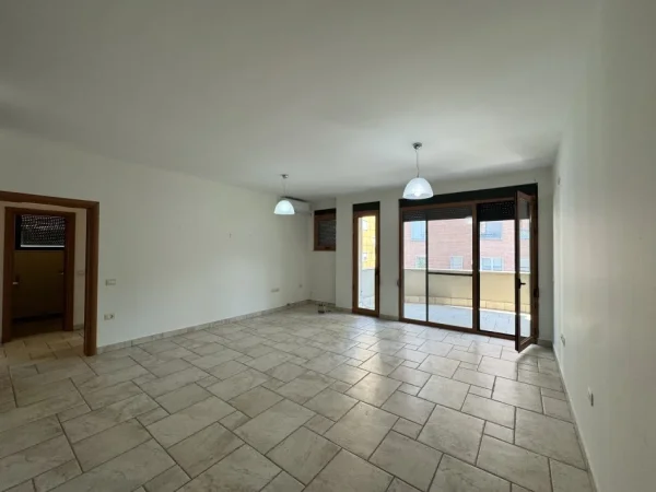 Tirane, jepet me qera ambjent biznesi , 137 m² 1.200 € 