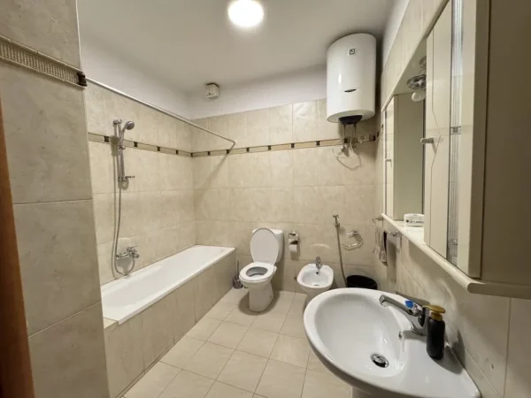 Tirane, jepet me qera ambjent biznesi , 137 m² 1.200 € 