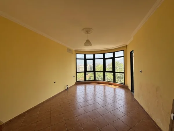 Tirane, jepet me qera ambjent biznesi Kati 7, 160 m² 1.900 € 