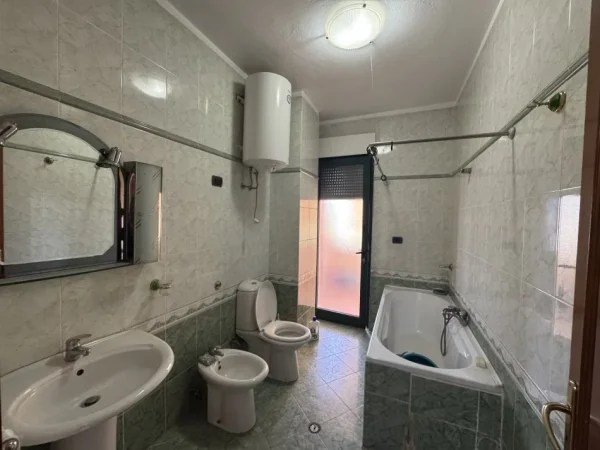 Tirane, jepet me qera ambjent biznesi Kati 7, 160 m² 1.900 € 