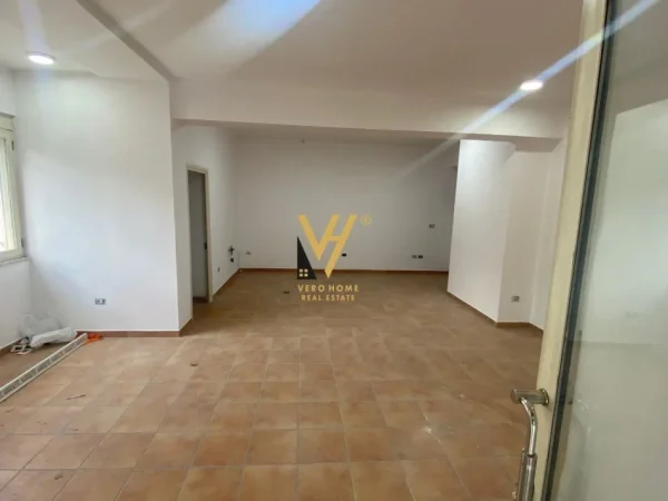 Tirane, jepet me qera dyqan Kati 0, 80 m² 500 € (VASIL SHANTO)