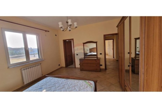 Tirane, jepet me qera apartament 2+1 , 120 m² 500 € (Rruga 5 maj)