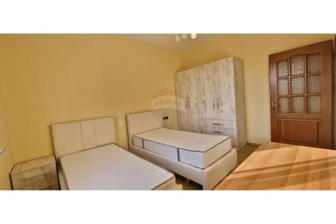 Tirane, jepet me qera apartament 2+1 , 120 m² 500 € (Rruga 5 maj)
