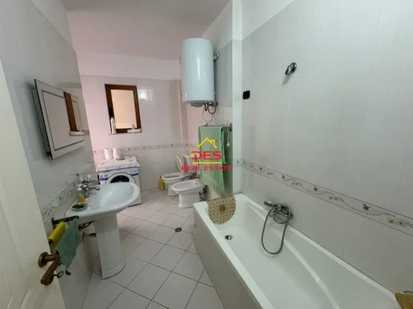 Vlore, jepet me qera apartament 2+1+Ballkon Kati 4, 120 m² 400 € (Rruga Kosova)