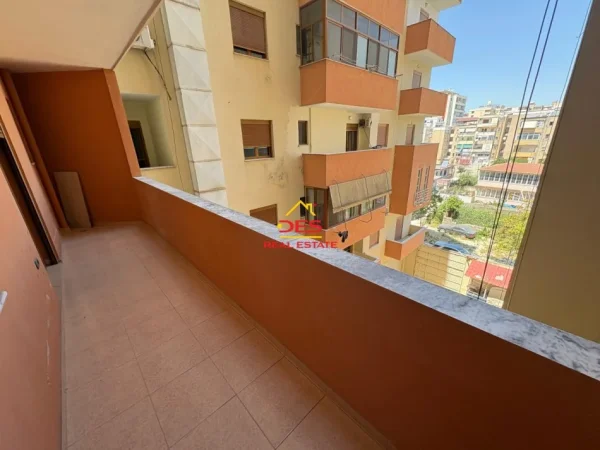 Vlore, jepet me qera apartament 2+1+Ballkon Kati 4, 120 m² 400 € (Rruga Kosova)