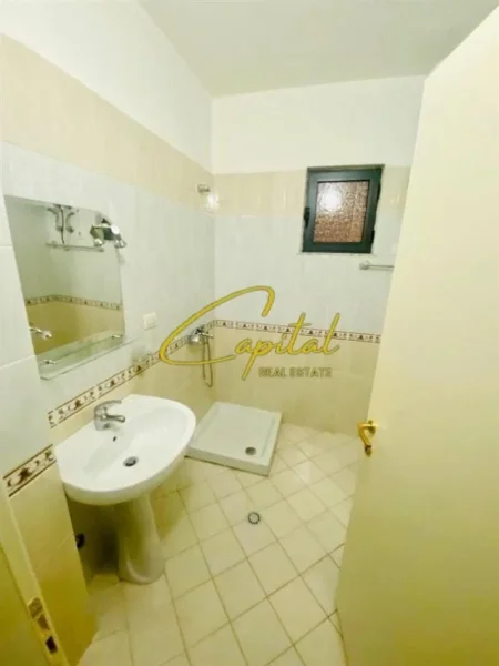 Tirane, jepet me qera apartament 2+1 Kati 9, 85 m² 580 € (KOMUNA E PARISIT)