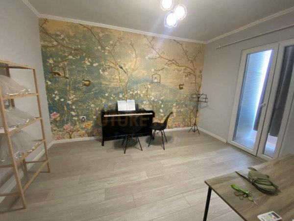 Tirane, jepet me qera ambjent biznesi Kati 1, 92 m² 750 € 