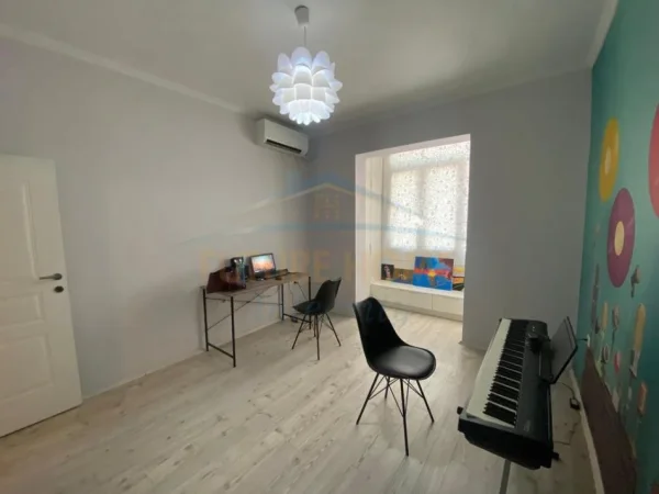 Tirane, jepet me qera ambjent biznesi Kati 1, 92 m² 750 € 
