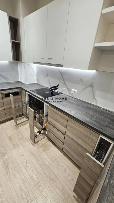 Tirane, jepet me qera apartament 3+1 Kati 1, 118 m² 1.150 € (LIQENI THATE)