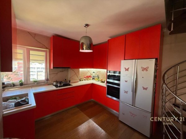 Tirane, jepet me qera apartament duplex 3+1 Kati 9, 215 m² 2.000 € (prane Kompleksit Delijorgji)