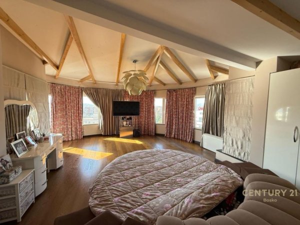 Tirane, jepet me qera apartament duplex 3+1 Kati 9, 215 m² 2.000 € (prane Kompleksit Delijorgji)