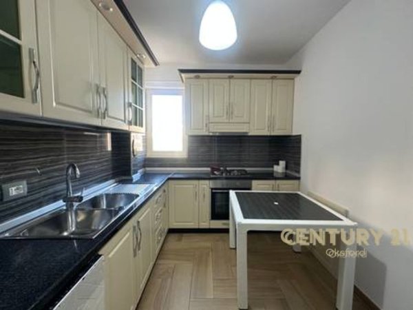 Tirane, jepet me qera apartament 2+1 Kati 4, 100 m² 800 € (Mozaiku i Tiranes)