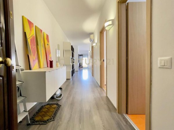 Tirane, jepet me qera apartament 2+1 Kati 2, 145 m² 950 € (LIQENI THATË)