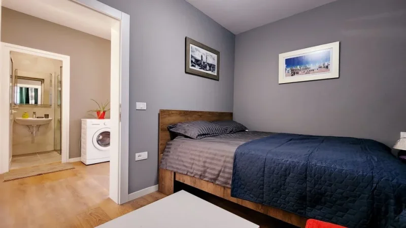 Tiranë. Jepet me qera apartament 1+1 Pazari i Ri. Penthouse 1+1+Ballkon Kati 4, 60 m² 5000 € (Rr Riza Jasa nr 123/1)