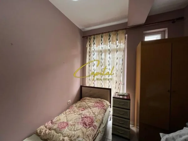 Tirane, jepet me qera Vile 4+1 Kati 3, 210 m² 1.200 € (SHKOLLA E BALETIT)
