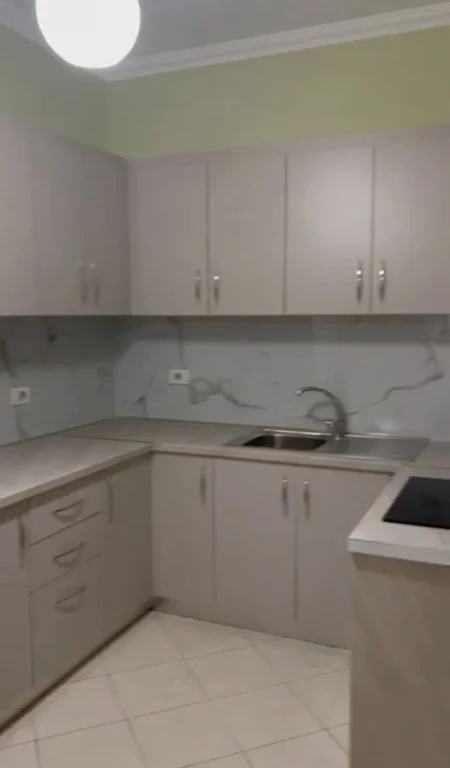 Tirane, jepet me qera apartament 1+1+Ballkon Kati 5, 74 m² 600 € (vasil shanto)