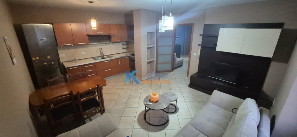 Tirane, jap me qera apartament 2+1+Ballkon Kati 5, 95 m² 700 € (Rruga e Kavajes, pas Ish UET)