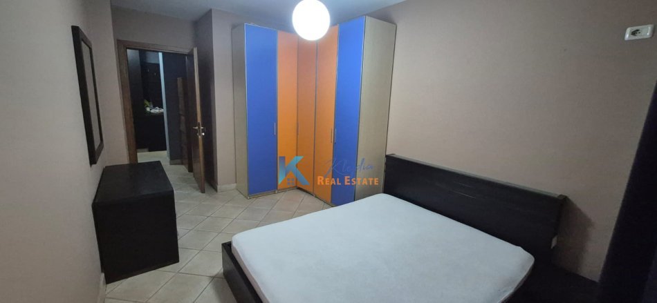 Tirane, jap me qera apartament 2+1+Ballkon Kati 5, 95 m² 700 € (Rruga e Kavajes, pas Ish UET)