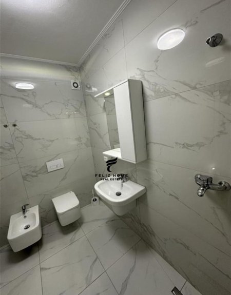 Tirane, jepet me qera apartament 2+1+Ballkon Kati 8, 110 m² 550 € (ASTIR)
