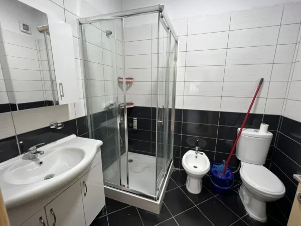 Tirane, jepet me qera apartament 2+1+Ballkon Kati 8, 90 m² 550 € (rruga teodor keko)