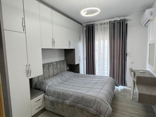 Tirane, jepet me qera apartament 2+1+Ballkon Kati 8, 90 m² 550 € (rruga teodor keko)