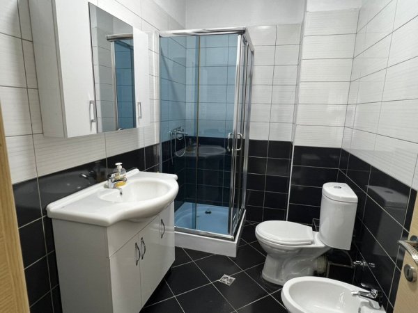 Tirane, jepet me qera apartament 2+1+Ballkon Kati 8, 90 m² 550 € (rruga teodor keko)