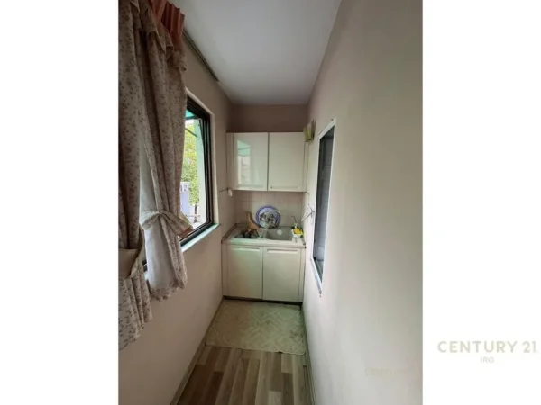 Tirane, shes apartament 1+1 Kati 3, 59 m² 128.000 € (unazes se vogel)
