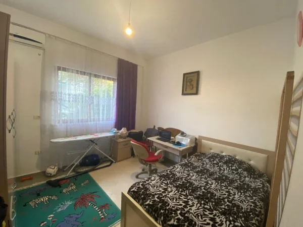Tirane, jepet me qera apartament 4+1 Kati 1, 130 m² 500 € (Sauk)