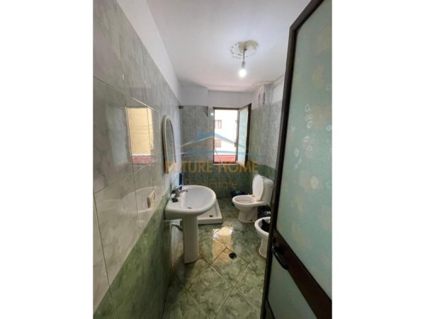 Tirane, jepet me qera apartament 1+1 Kati 3, 85 m² 300 € (Porcelan , pranë zjarrfikëses)