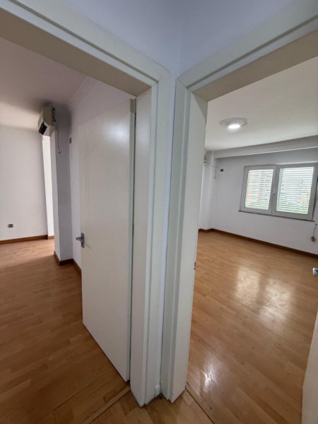 Tirane, jepet me qera zyre , 150 m² 1.500 € 