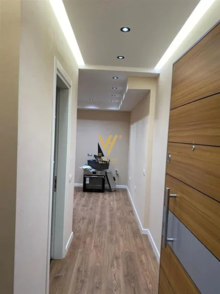 Tirane, jepet me qera zyre Kati 5, 70 m² 650 € (RRUGA MINE PEZA)