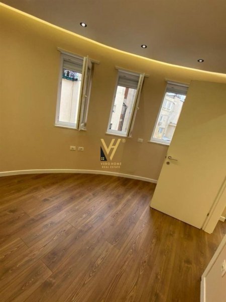 Tirane, jepet me qera zyre Kati 5, 70 m² 650 € (RRUGA MINE PEZA)