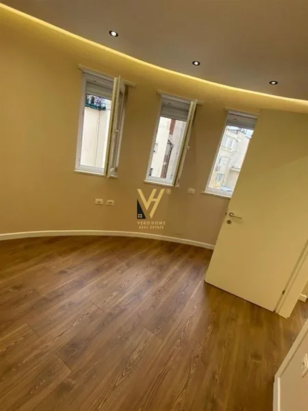 Tirane, jepet me qera zyre Kati 5, 70 m² 650 € (RRUGA MINE PEZA)