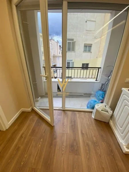 Tirane, jepet me qera zyre Kati 5, 70 m² 650 € (RRUGA MINE PEZA)