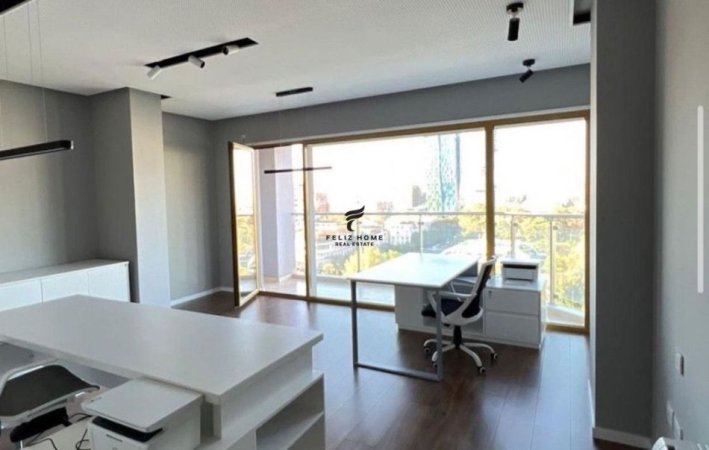 Tirane, jepet me qera zyre Kati 1, 63 m² 500 € (ISH EKSPOZITA)