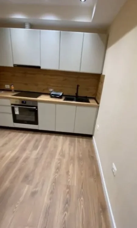Tirane, jepet me qera zyre Kati 5, 70 m² 750 € (mine peza)