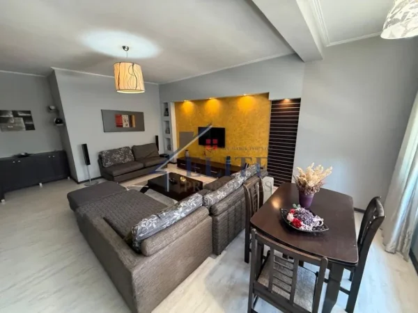 Tirane, jepet me qera apartament 2+1+Ballkon Kati 4, 100 m² 700 € 