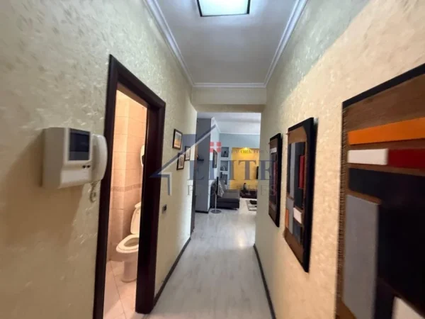 Tirane, jepet me qera apartament 2+1+Ballkon Kati 4, 100 m² 700 € 