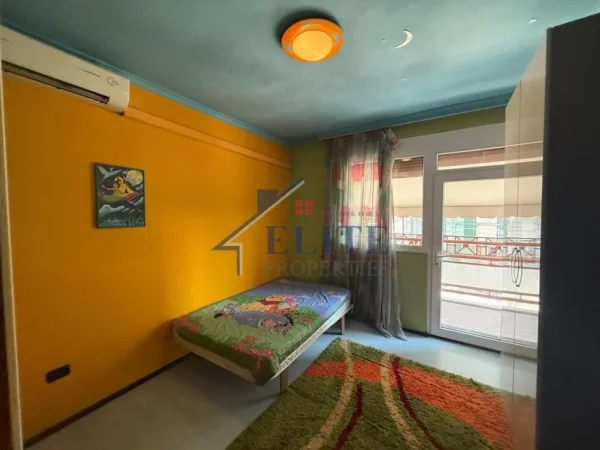 Tirane, jepet me qera apartament 2+1+Ballkon Kati 4, 100 m² 700 € 