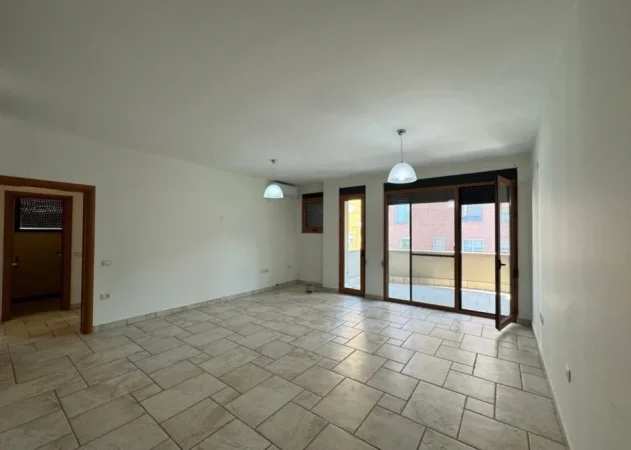 Tirane, jepet me qera ambjent biznesi Kati 4, 137 m² 1.200 € (RTSH)