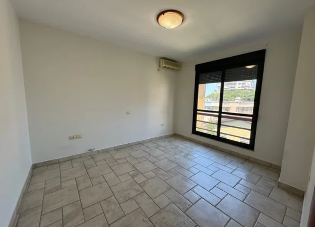 Tirane, jepet me qera ambjent biznesi Kati 4, 137 m² 1.200 € (RTSH)