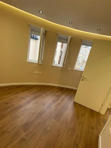 Tirane, jepet me qera apartament 1+1 Kati 5, 70 m² 650 € (Rruga Mine Peza ,Kompleksi Donika Center)