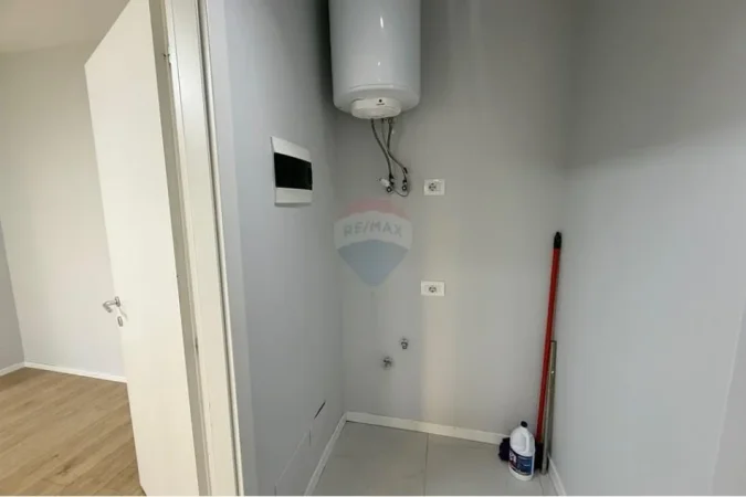 Tirane, jepet me qera zyre Kati 3, 70 m² 500 € (Pazari i ri)