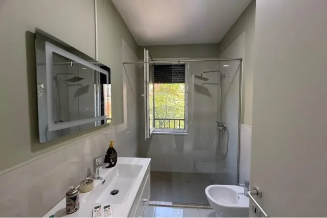 Tirane, jepet me qera zyre Kati 3, 70 m² 500 € (Pazari i ri)