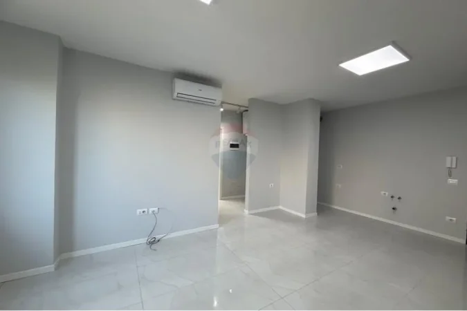 Tirane, jepet me qera zyre Kati 3, 70 m² 500 € (Pazari i ri)