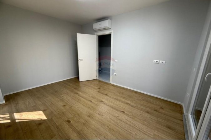 Tirane, jepet me qera zyre Kati 3, 70 m² 500 € (Pazari i ri)