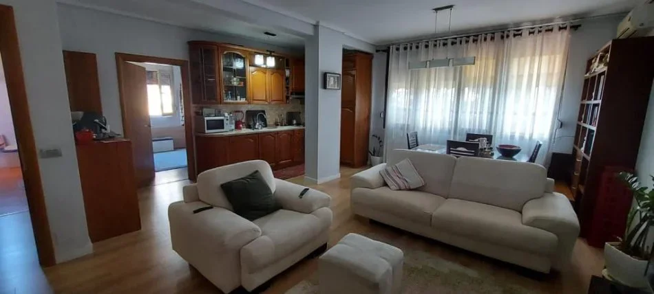 Tirane, jepet me qera apartament 2+1+Ballkon Kati 3, 97 m² 650 € 