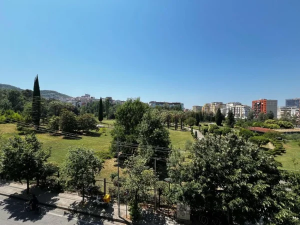 Tirane, jepet me qera apartament 2+1+Aneks+Ballkon Kati 2, 114 m² 1.000 € (Kopshti Botanik)